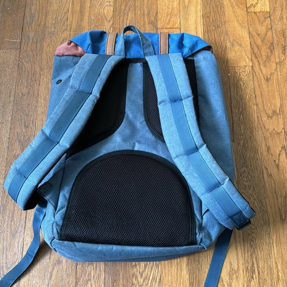🎒Herschel Retreat blue backpack with striped lining and brown leather trim. - Picture 4 of 12